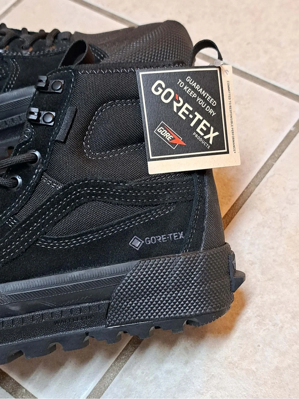 Vans Sk8-Hi GORE-TEX Insulated Shoe - Triple Black